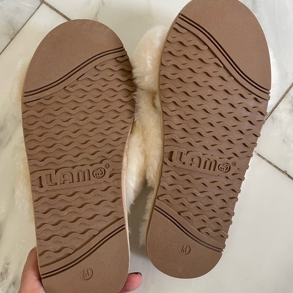 NWOT Lamo, size medium (7-9), ivory fuzzy crossover strap faux fur slippers - Picture 7 of 8